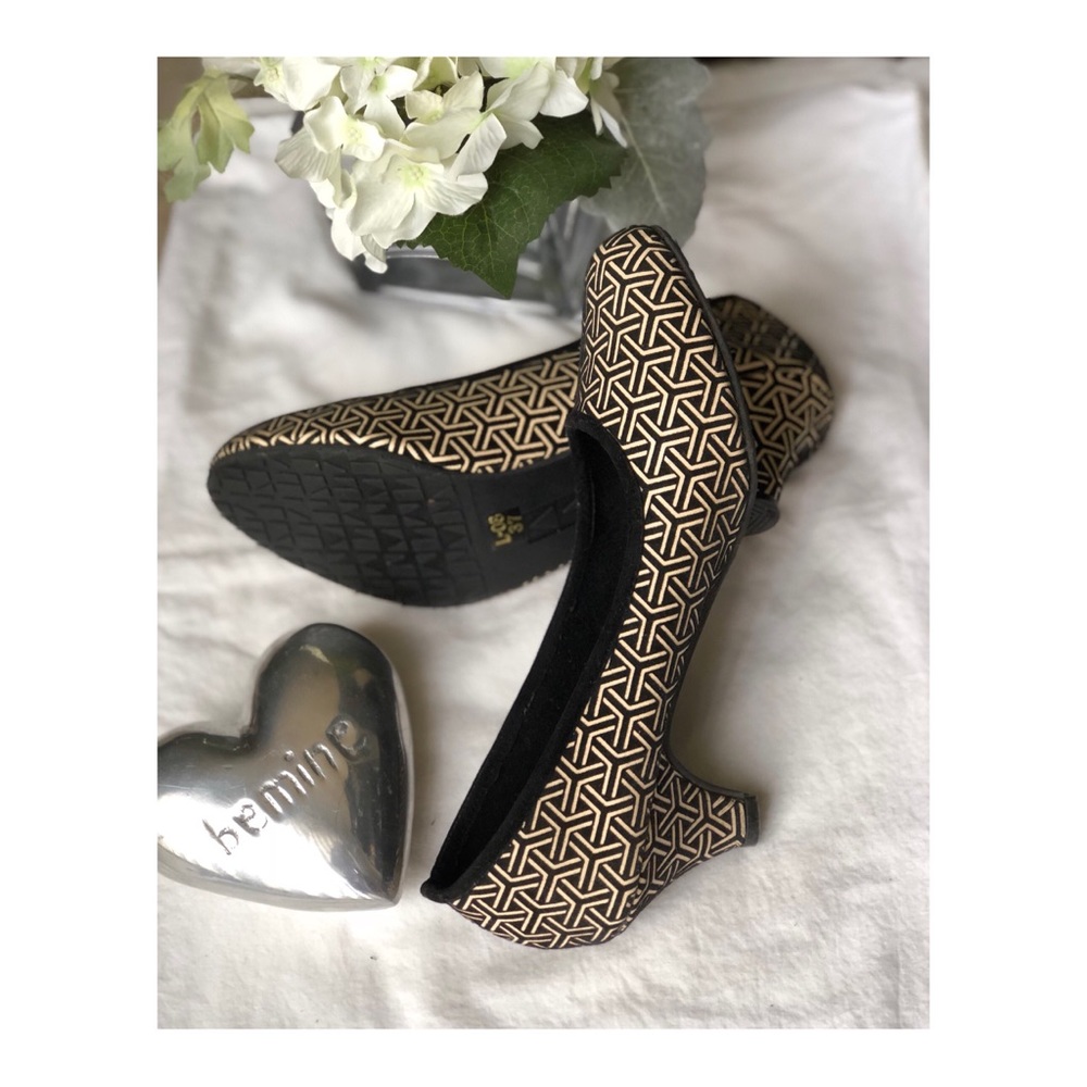 * 𝐒𝐎𝐋𝐃* comfortable faux suede tapered heels